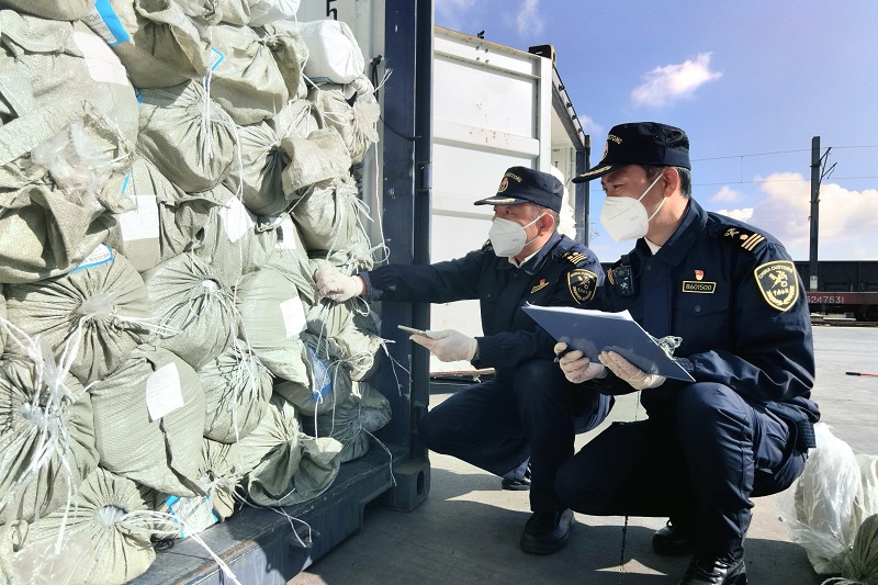图为:昆明海关关员对中老国际货物列车出口货物进行现场监管 谢正扬