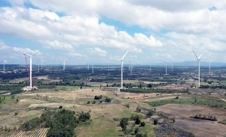 越南最大陆上风电项目葱龙乡155兆瓦风机吊装完成