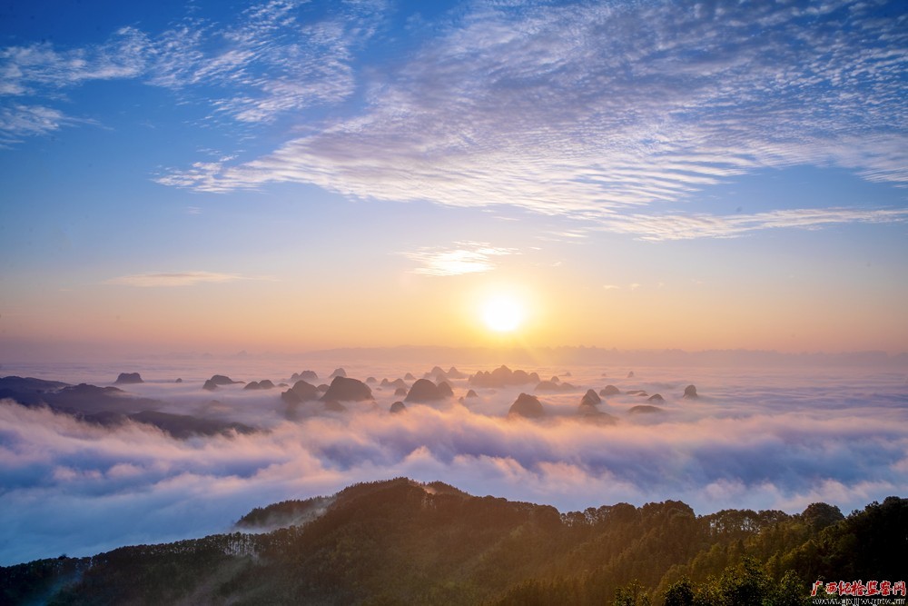 融水苗族自治县融水镇晨雾弥漫，与蓝天、白云、青山等景色交相辉映，宛如人间仙境。（融水县纪委监委　马青山/摄）