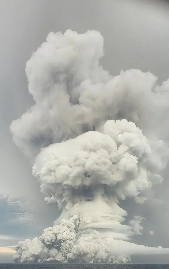 火山灰云突破对流层顶，形成了直径近500公里的伞形云团，伞形云团周边的巨大冲击波清晰可见
