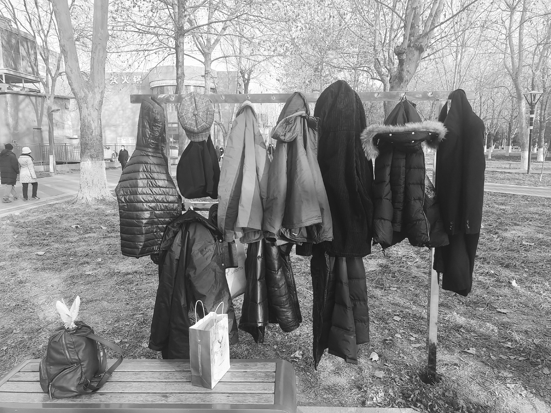 18日下午,公园新增的挂衣架上已挂满衣服.