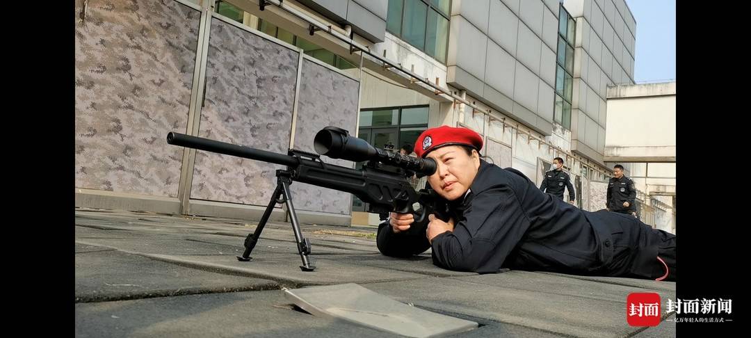"神枪手"展示狙击枪威力