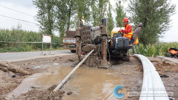 长春市双阳区农村集中供水工程工人正在施工