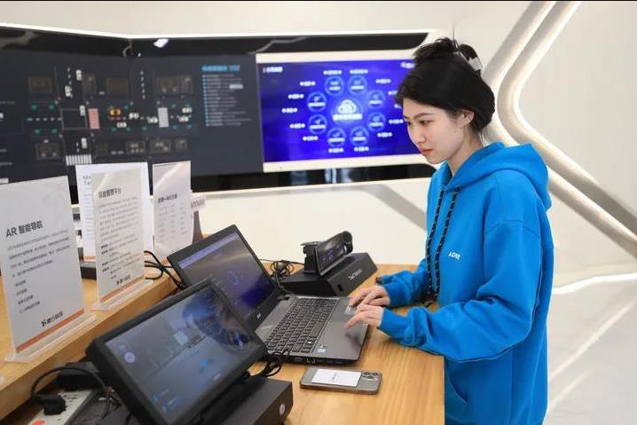 　　在沈阳美行科技股份有限公司，工作人员调试智能导航设备(2021年12月31日摄)。新华社记者杨青摄