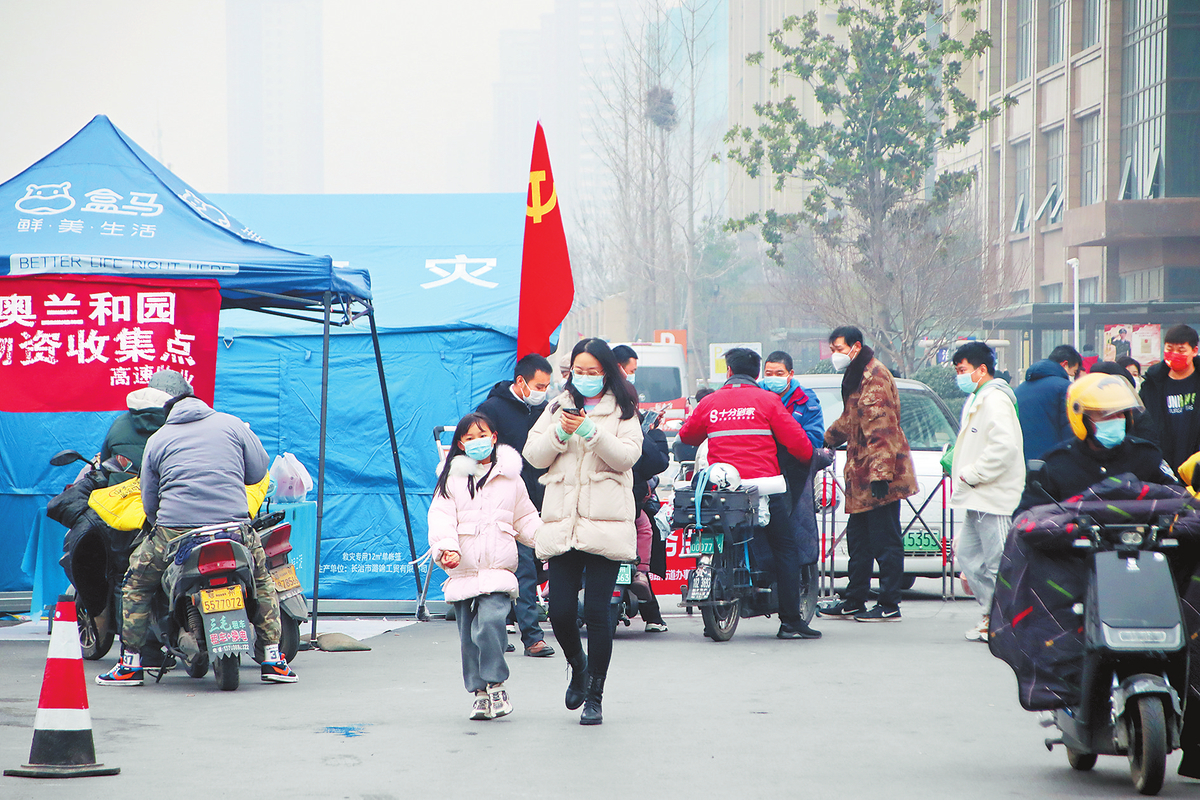 奥兰和园小区的居民有序走出小区。（记者 王延辉 摄）