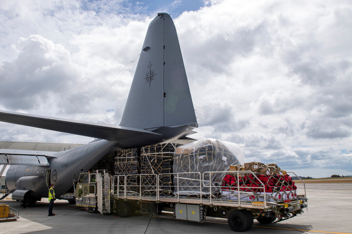新西兰皇家空军 C-130大力神运输机，载有救援物资准备飞往汤加机场。图片来源：路透社