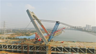 西洪大桥主塔竖转成功