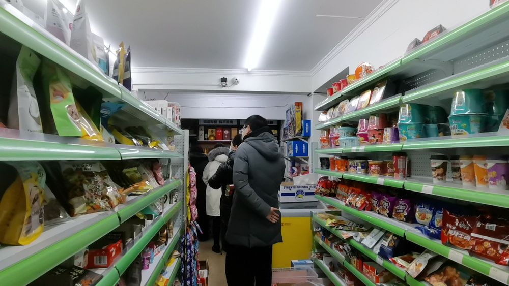 社区内一家小超市供应充足。（1月14日摄）新华社记者 刘惟真 摄