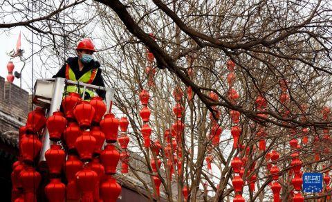 　　1月20日，工作人员在西安城墙景区外安装灯笼。新华社记者 刘潇 摄