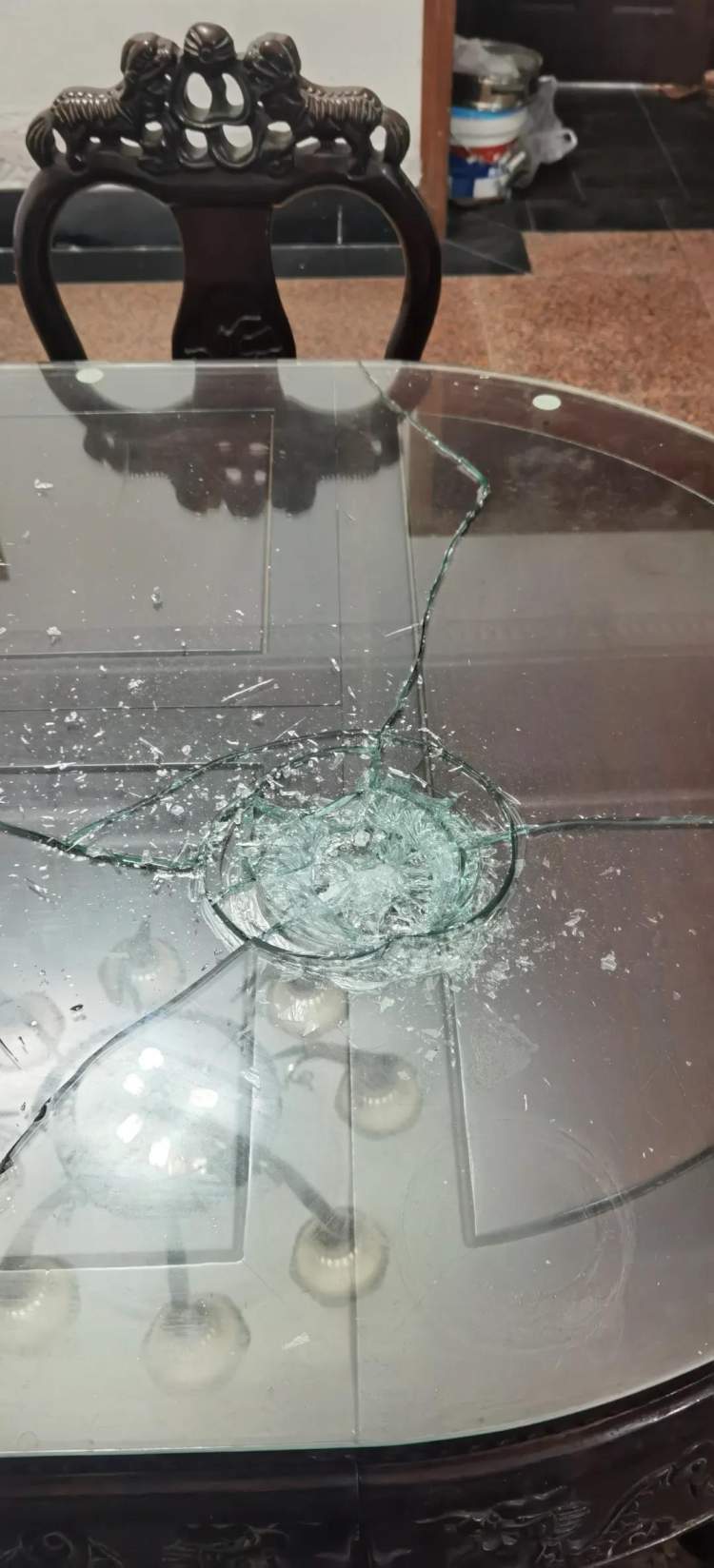 被砸坏的桌子