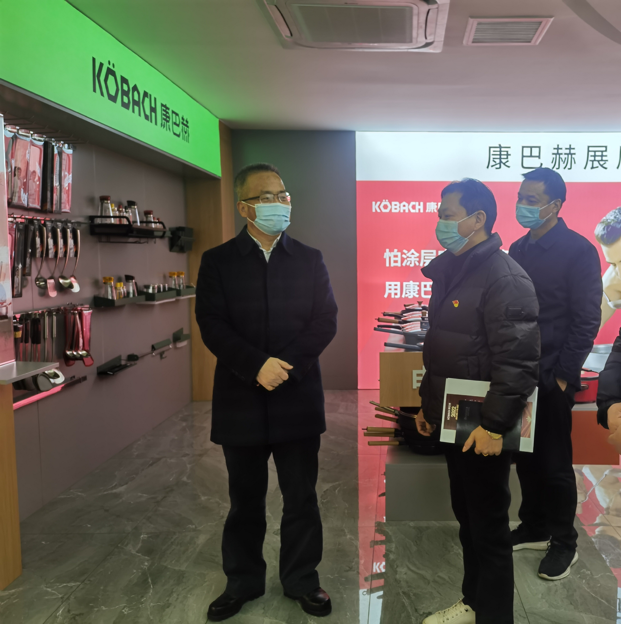 金华市委常委统战部部长张伟亚到康巴赫慰问指导工作