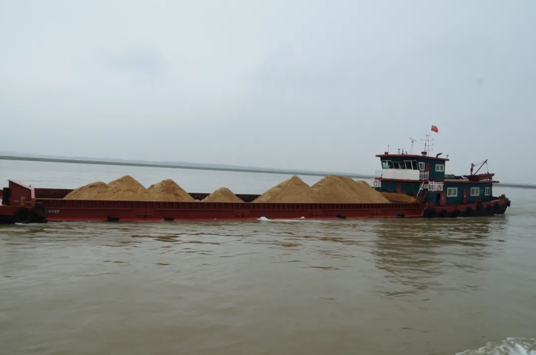 鄱阳湖一带的采砂船（图片来自网络）