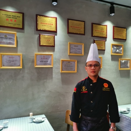 获奖名厨龙建强颁发第一张"南粤厨神"卡