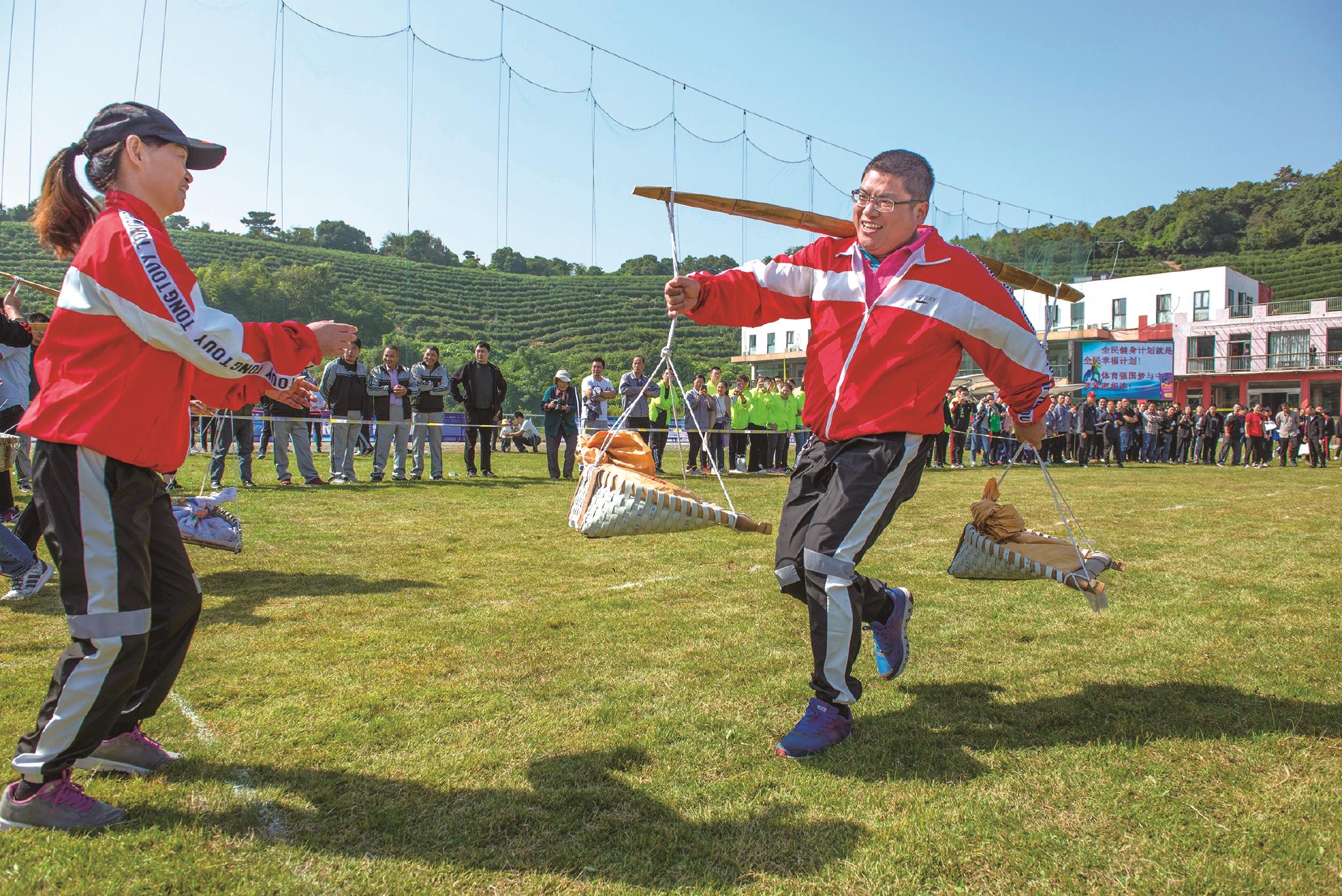 "回忆起乡村振兴农民运动会组照拍摄的场景,摄影师徐建平笑言,自己曾