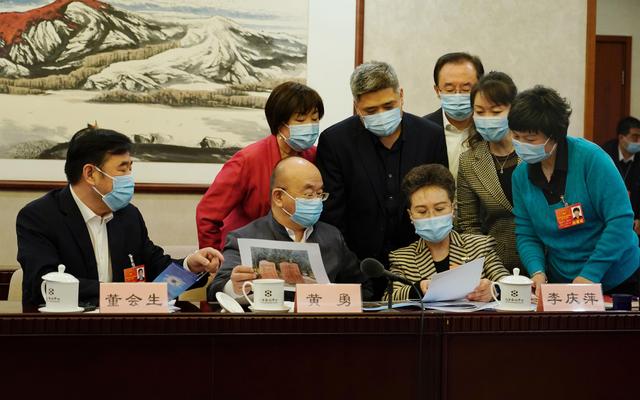今年北京两会上，市人大代表黄勇参与讨论。新京报记者 王飞 摄