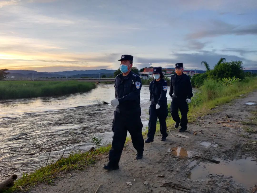 民警在瑞丽边境线上巡逻 管毓树 摄