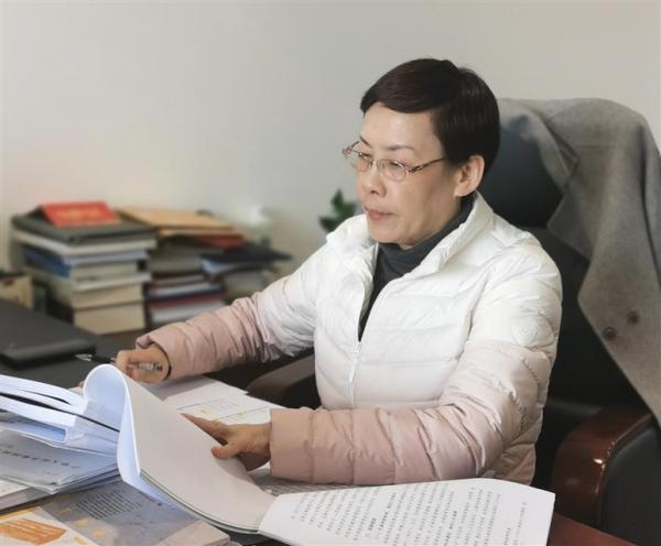 两会前,许丽萍在准备议案和建议 王闲乐 摄