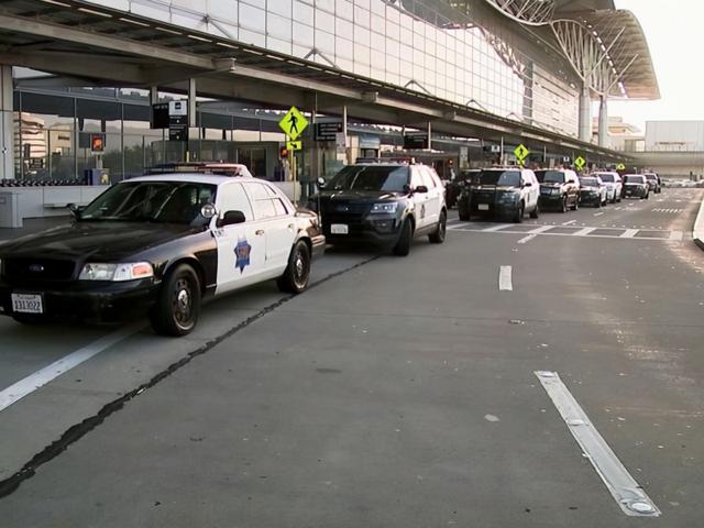 警车停在旧金山国际机场外 图源:美媒