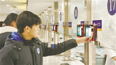 学生在刷卡点餐. 记者 王冬晓 摄