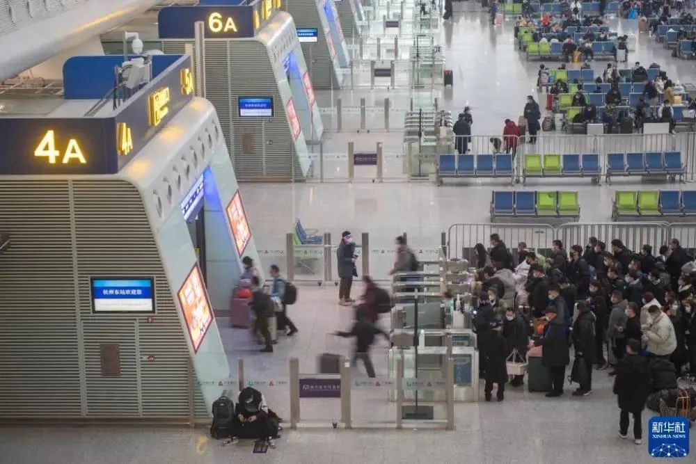 1月17日，杭州东站候车旅客在检票进站。当日，2022年春运启动。江汉 摄