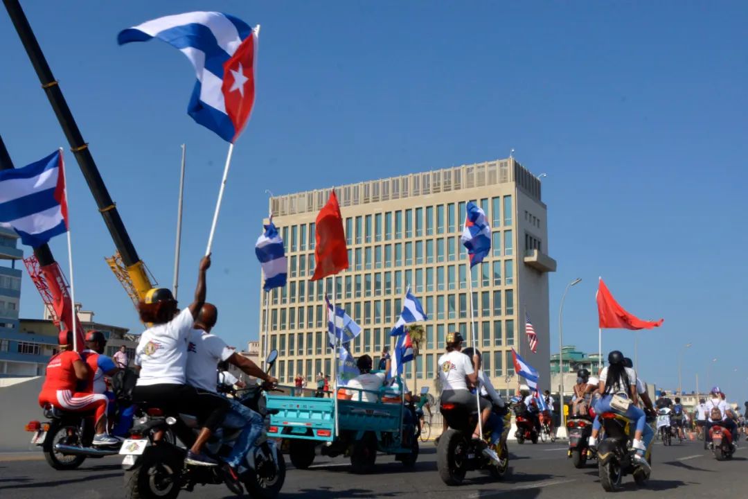 2021年3月28日，参加游行的车队经过位于哈瓦那的美国驻古巴大使馆。新华社发（华金·埃尔南德斯摄）