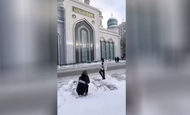 玛丽亚·卡塔诺娃在莫斯科大清真寺外拍照 图源：外媒