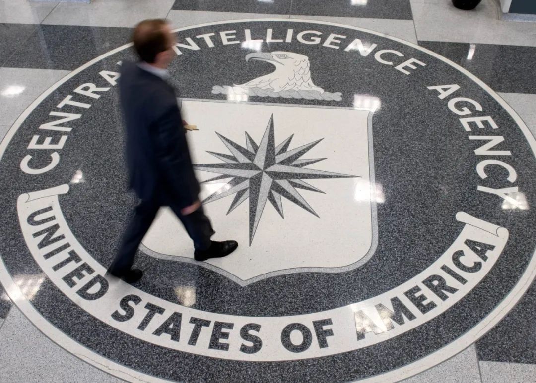 这张2008年8月14日的资料照片显示，在美国弗吉尼亚州兰利，一名男子走过中央情报局总部的大厅。新华社/路透