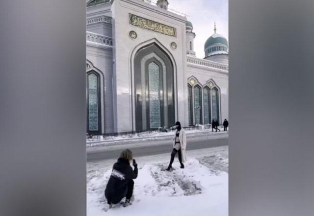 玛丽亚·卡塔诺娃在莫斯科大清真寺外拍照 图源：外媒