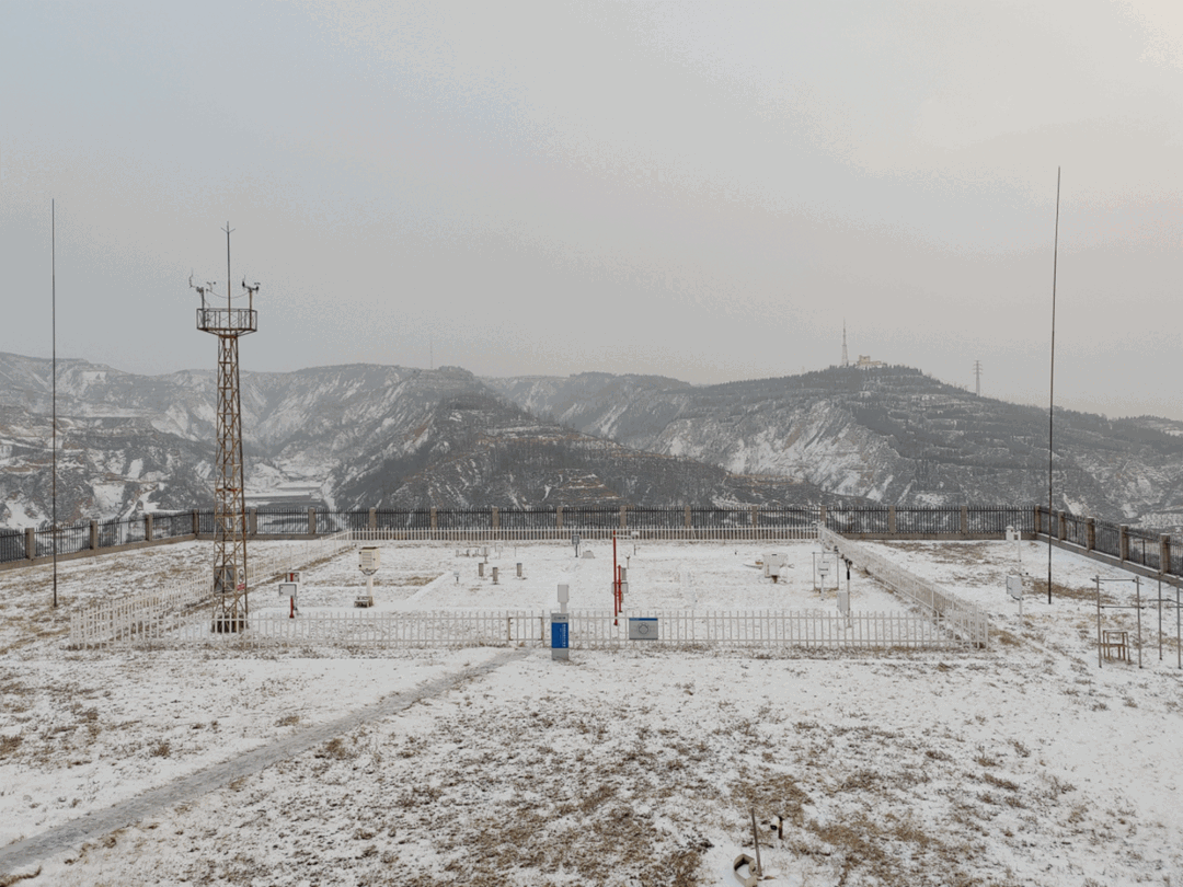 1月21日，山西省隰县出现降雪天气。隰县气象局观测员及时观测并进行仪器维护，确保数据观测准确，传输及时。（文：王星鹏 图：申卫凯）