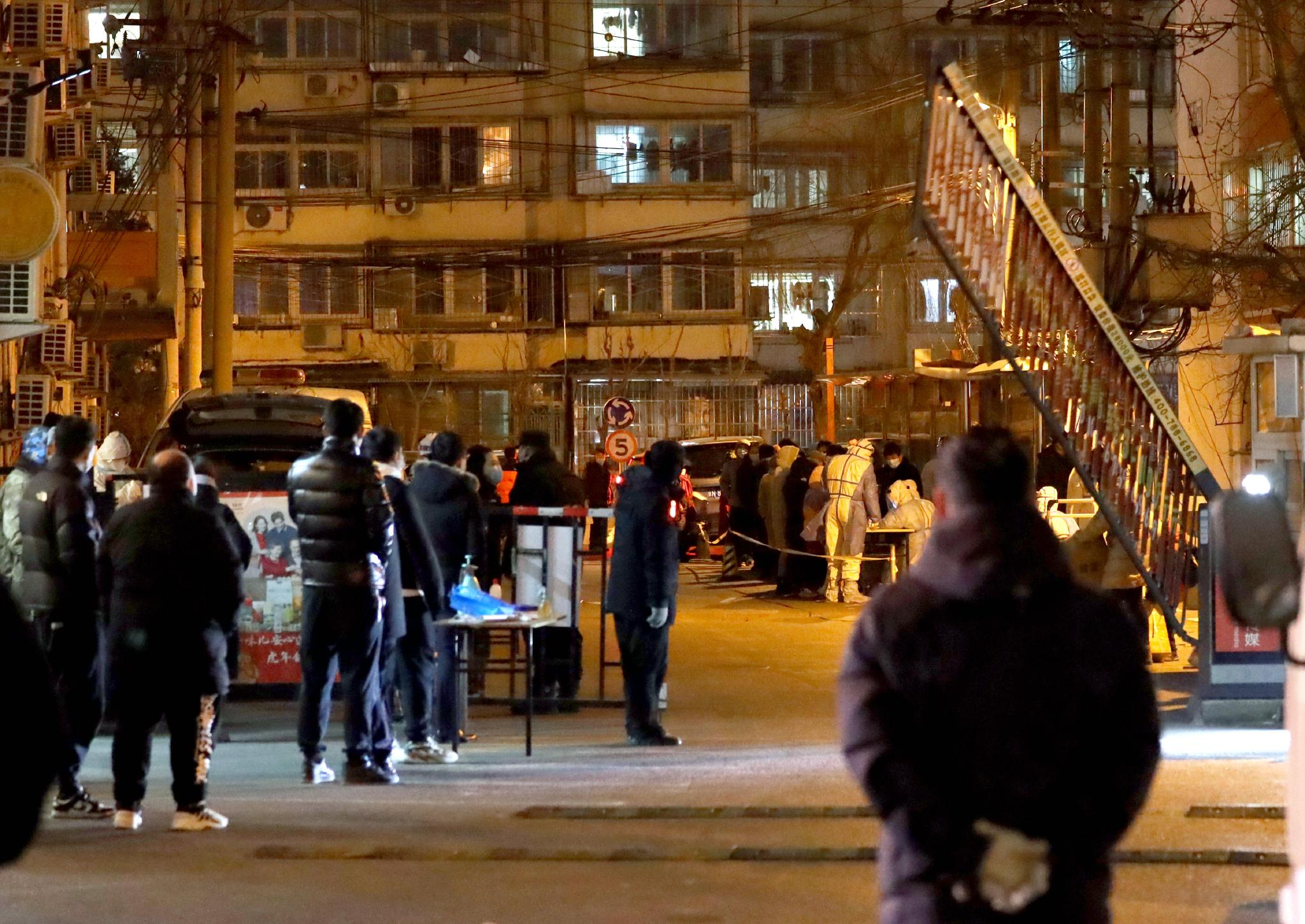 △1月19日，北京，万柳园小区居民在排队进行核酸检测。