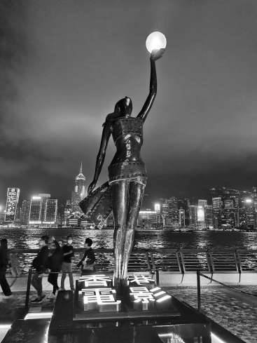 尖沙咀星光大道的香港电影女性雕像 黄维樑 摄