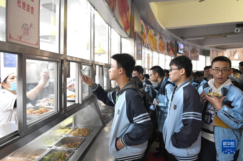 学生在广西南宁市第三中学食堂打饭(1月20日摄).新华社记者 周华 摄