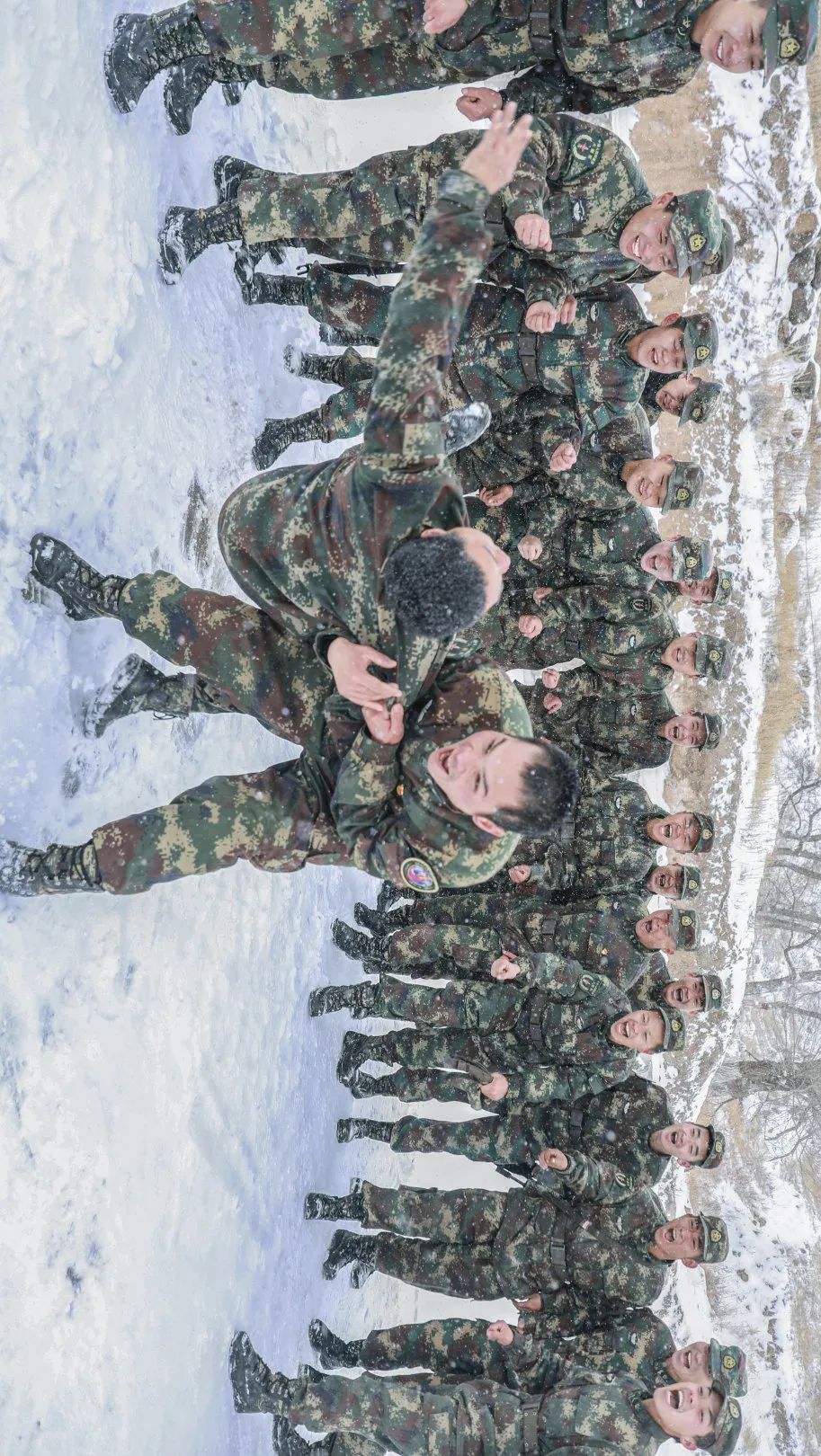 刺杀操等课目训练该部官兵在漫天雪花中开展火箭军某部驻地迎来大雪