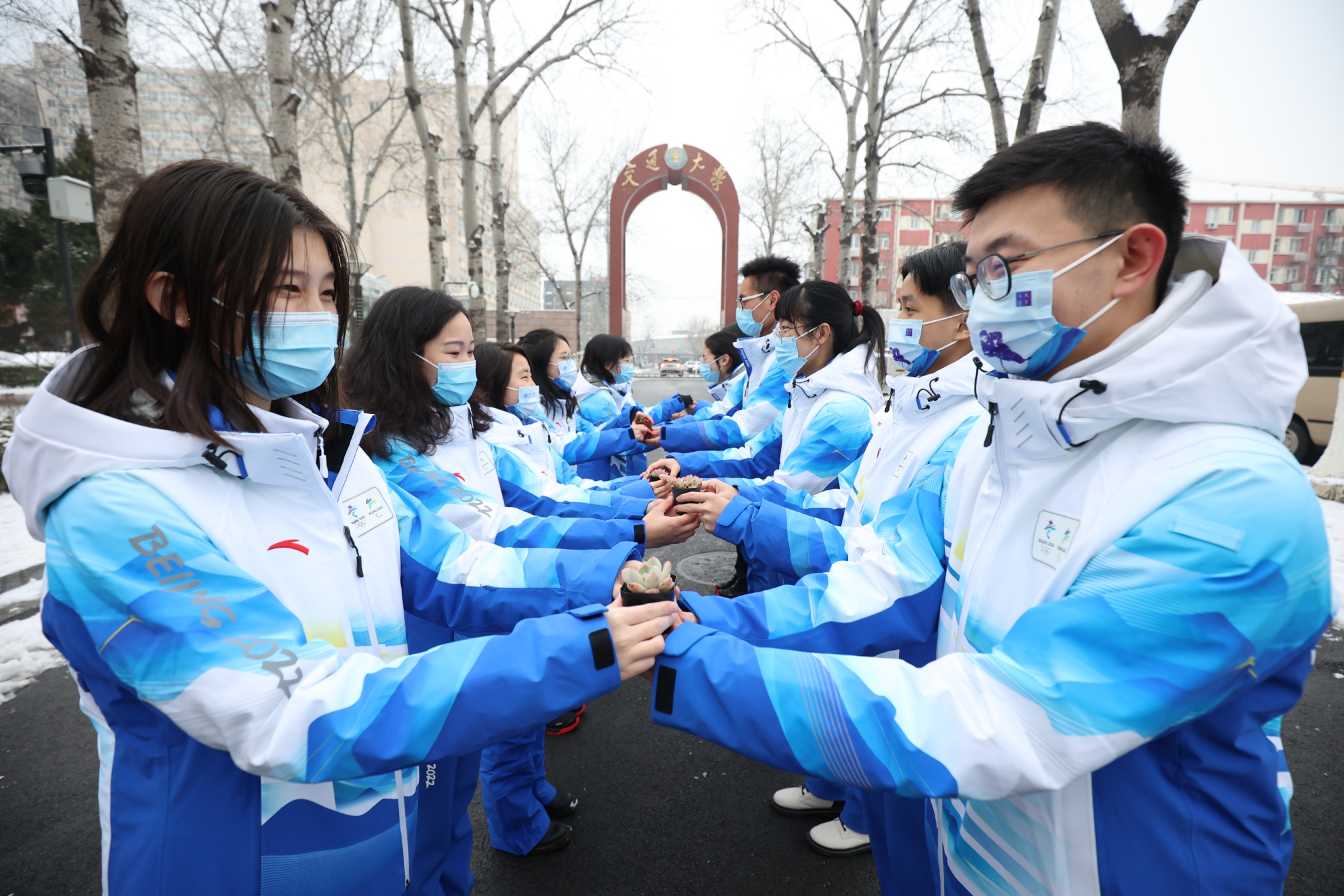 志愿者们收到了学校赠送的植物。 图/北京交通大学供图