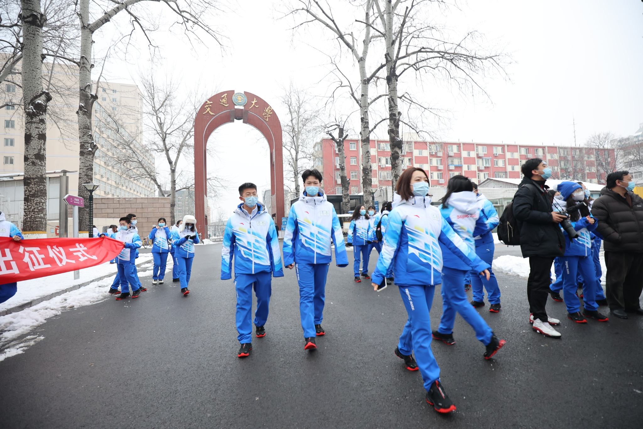 学生们整装出发。 图/北京交通大学供图