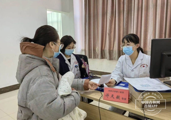 吉林大学第二医院妇科主任许天敏正在进行义诊