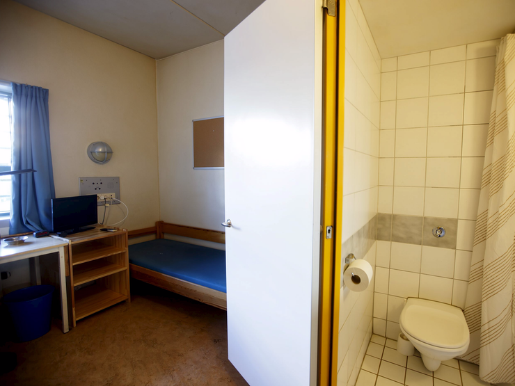 布雷维克的牢房,配有电脑等设备.