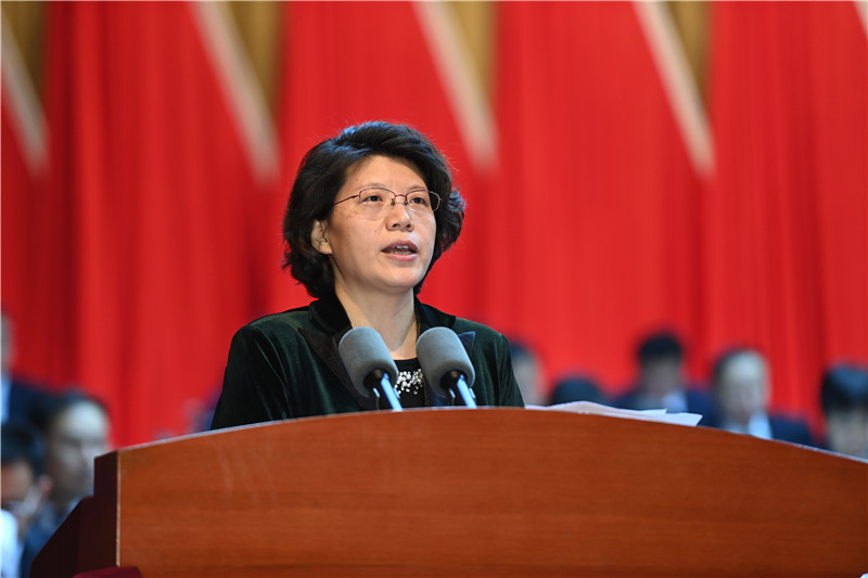 邢台市市长宋华英代表市政府向大会作政府工作报告.