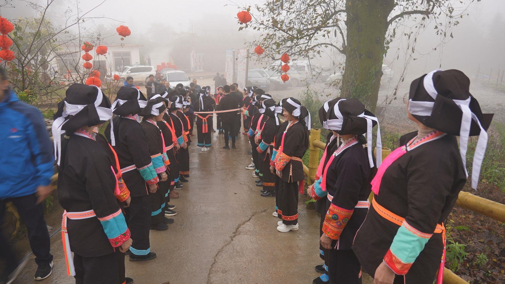 广西巴马瑶族自治县染瑶布绣新衣蓝靛瑶寨迎小年