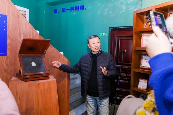 图说:陈林兴为旅游达人讲述老底子拍照片的故事