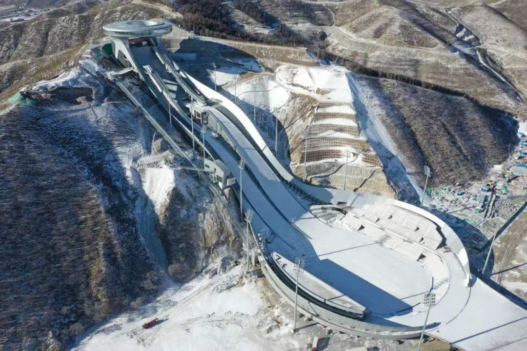 与以往建在山脊上,堆土成型的跳台滑雪赛道相比"雪如意"采用了全钢筋