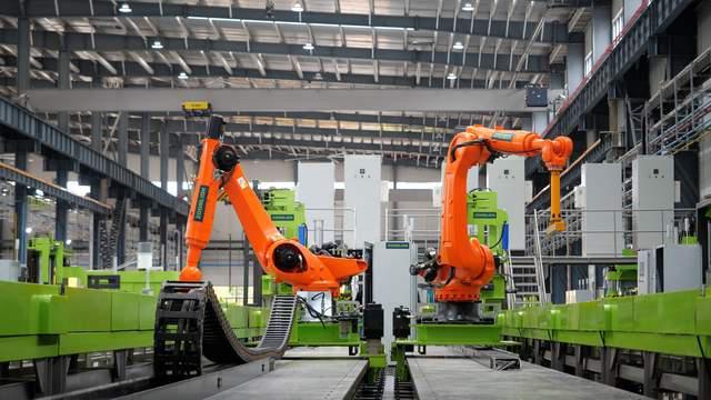 中联重科塔机智能工厂内的生产线