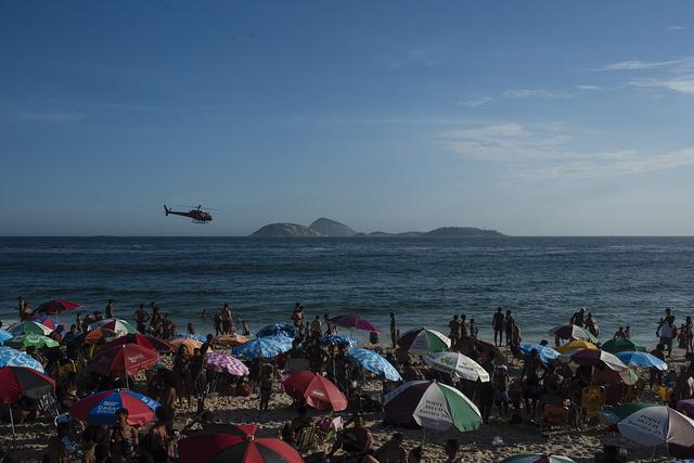 巴西累计新冠确诊病例超2400万例 海滩上游人如织人山人海