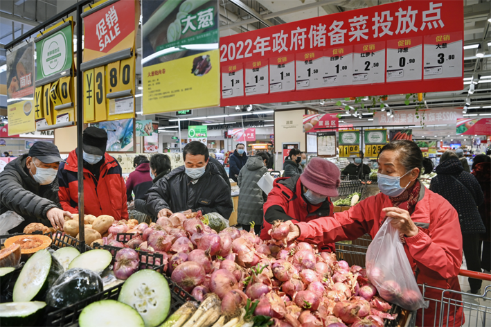 1月24日,市民在西安市朝阳门外的一家大型超市选购政府投放的储备蔬菜新华社图