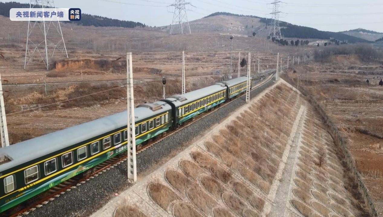 穿行在鲁中山区的7053列车
