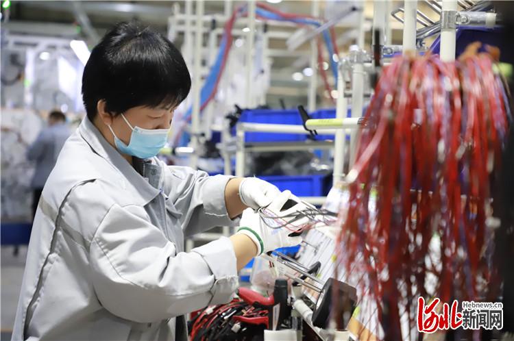 莱尼线束公司生产车间内,员工正在进行排线操作. 通讯员王勇博摄