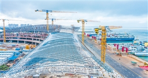新海滚装码头客运综合枢纽站完成整体钢结构网架提升