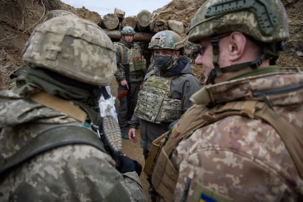 乌克兰军队集结 北约部队待命 俄罗斯股市重挫10%