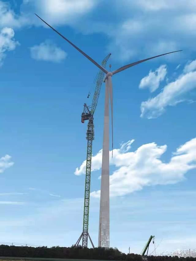 　　△中联重科生产制造的全球最大风电动臂塔机正在作业
