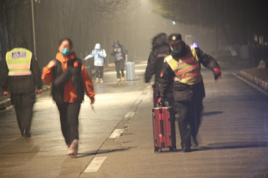 帮助离校学生搬运行李